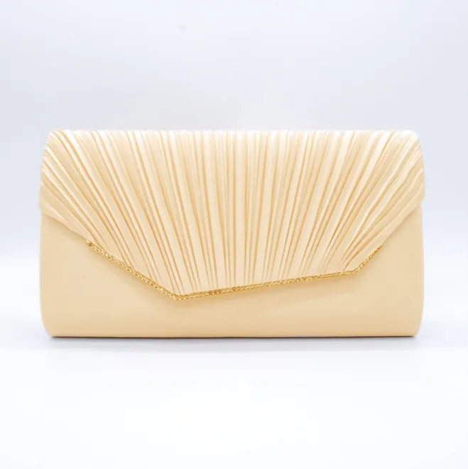 ベージュのレター型クラッチバッグ