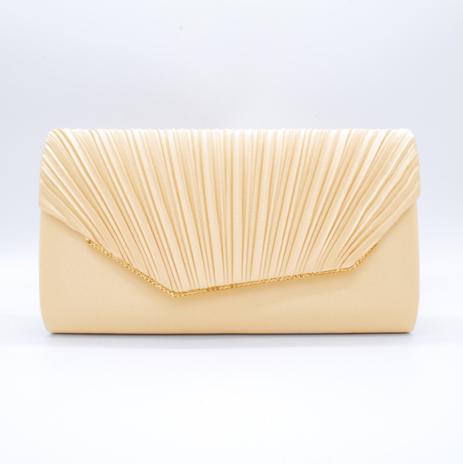 ベージュのレター型クラッチバッグ