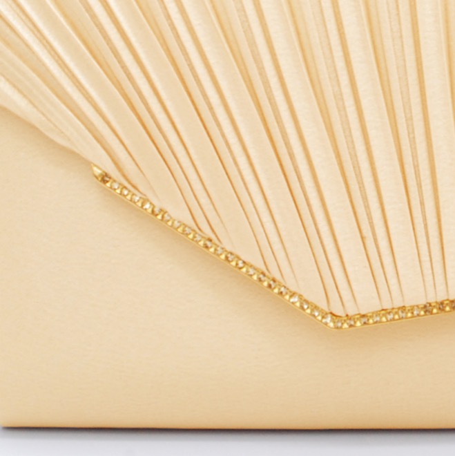 ベージュのレター型クラッチバッグ