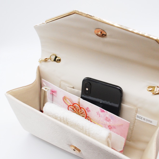 ベージュのレター型クラッチバッグ