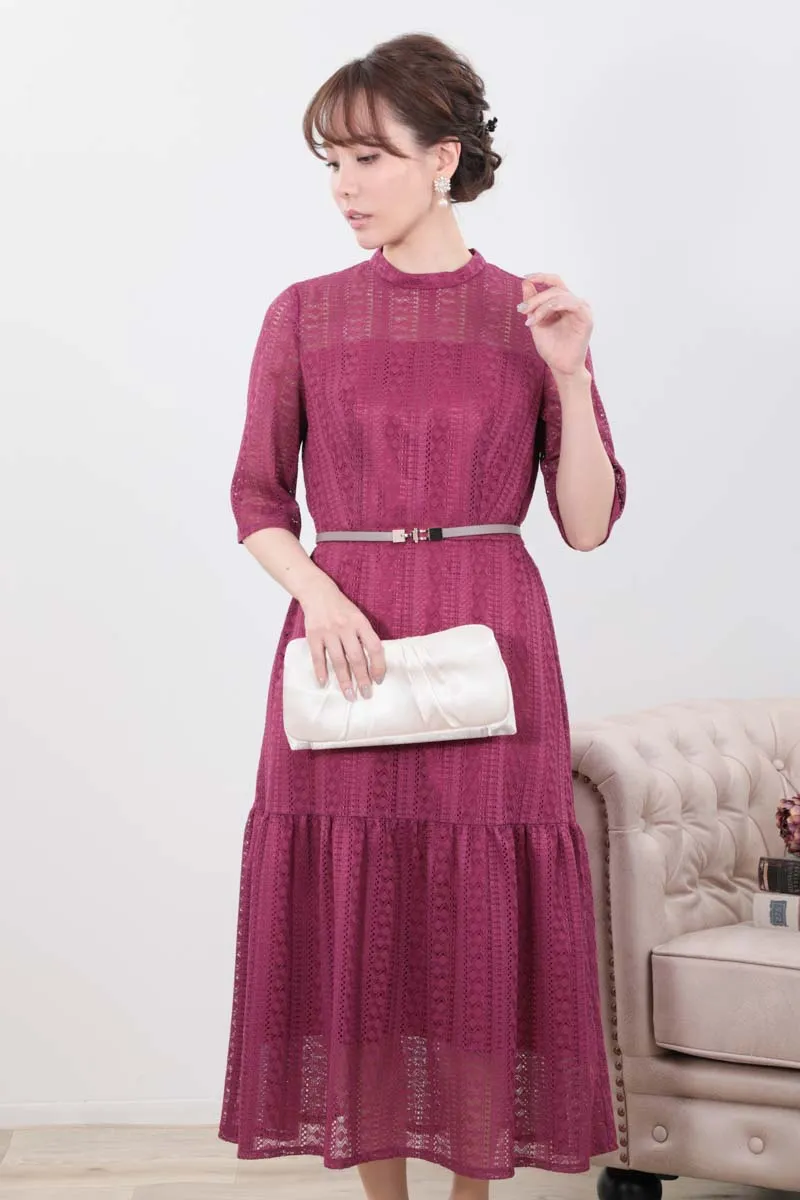 ベージュのサテンクラッチバッグ