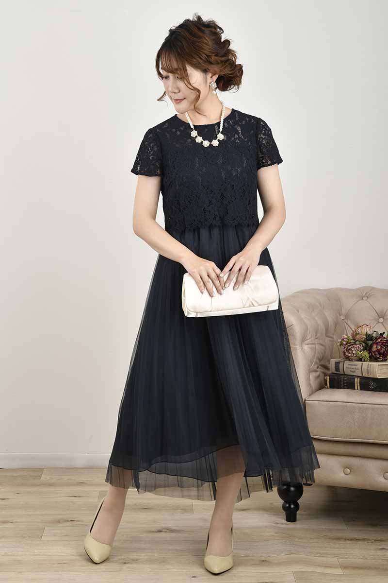 ベージュのサテンクラッチバッグ