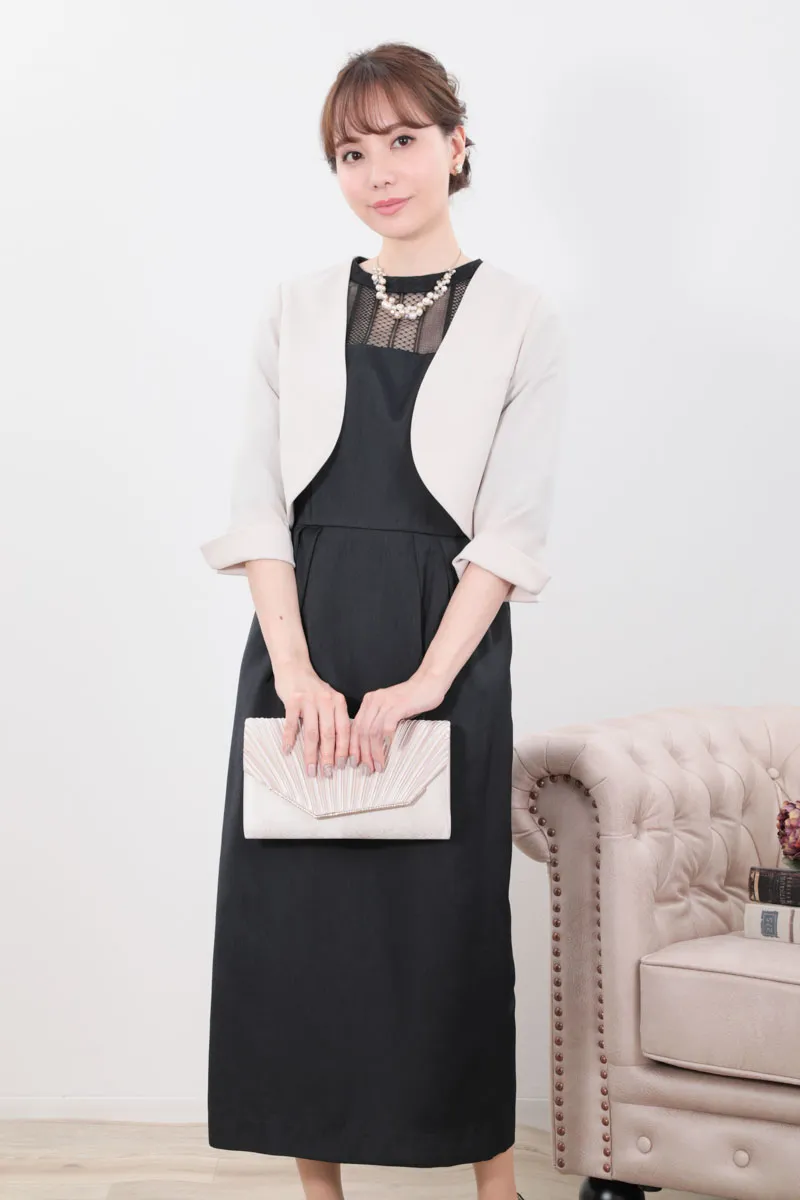 ベージュのレター型クラッチバッグ