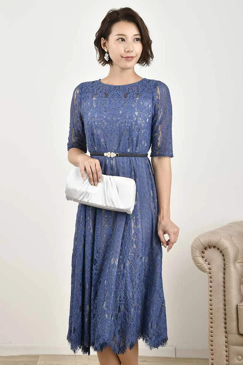 シルバーのサテンクラッチバッグ