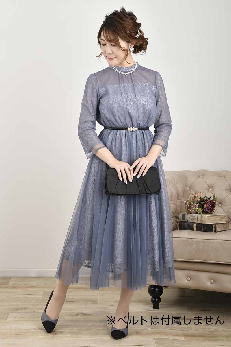 ブラックのサテンクラッチバッグ