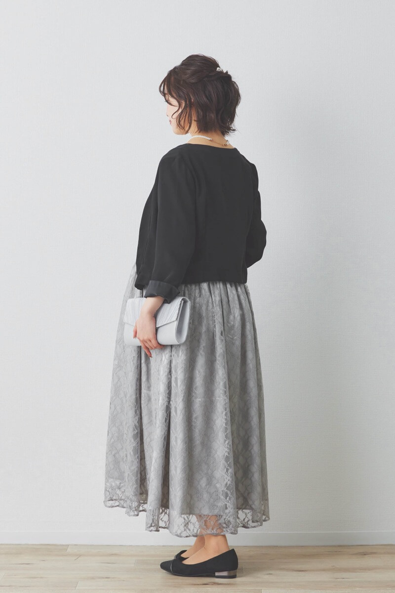 ライトグレーの授乳口付き総レースドレス