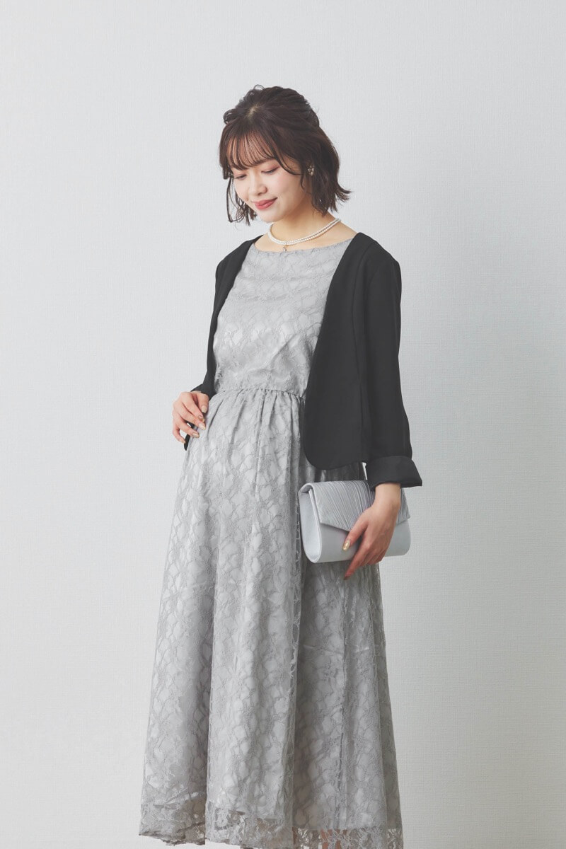 ライトグレーの授乳口付き総レースドレス