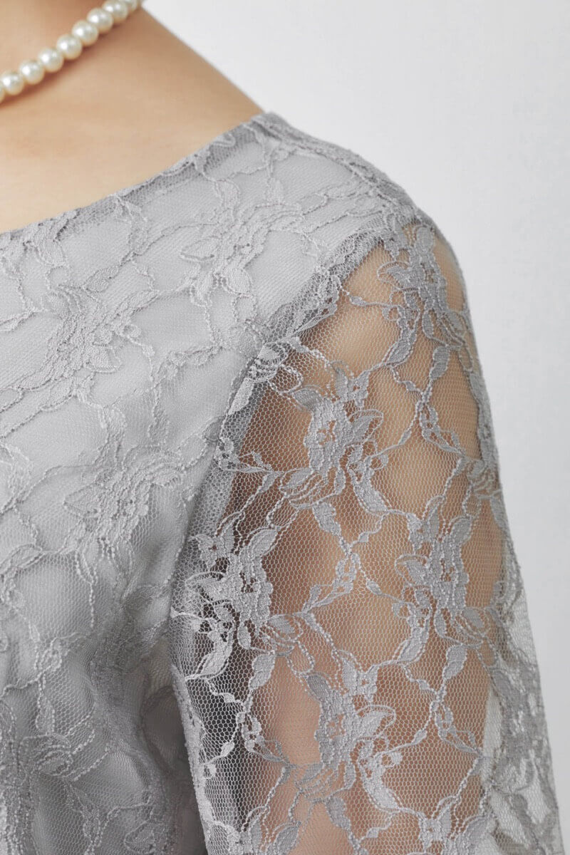 ライトグレーの授乳口付き総レースドレス