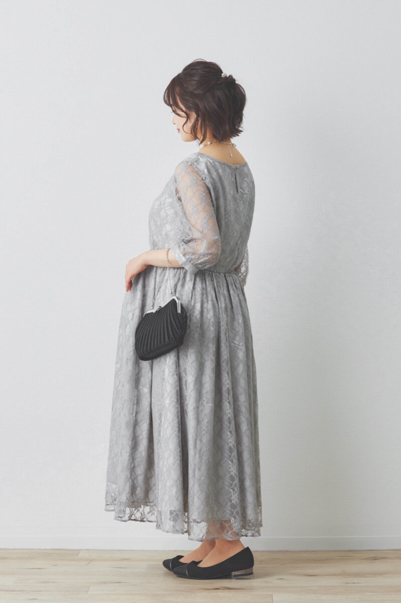 ライトグレーの授乳口付き総レースドレス