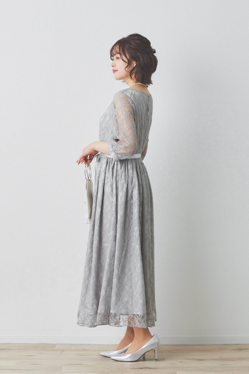 ライトグレーの授乳口付き総レースドレス