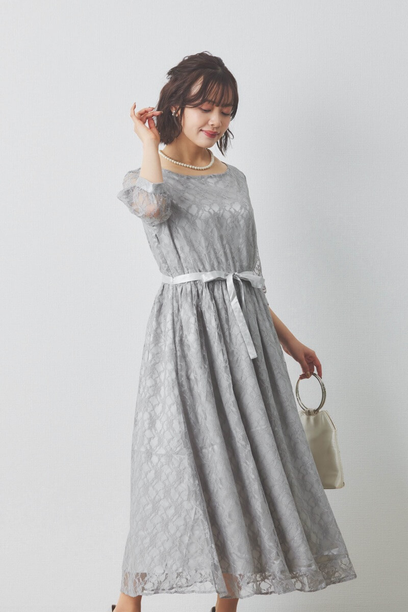 ライトグレーの授乳口付き総レースドレス
