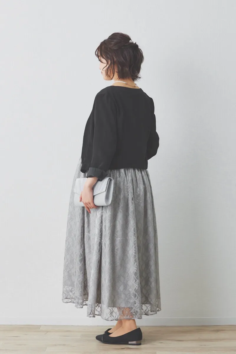 ライトグレーの授乳口付き総レースドレス