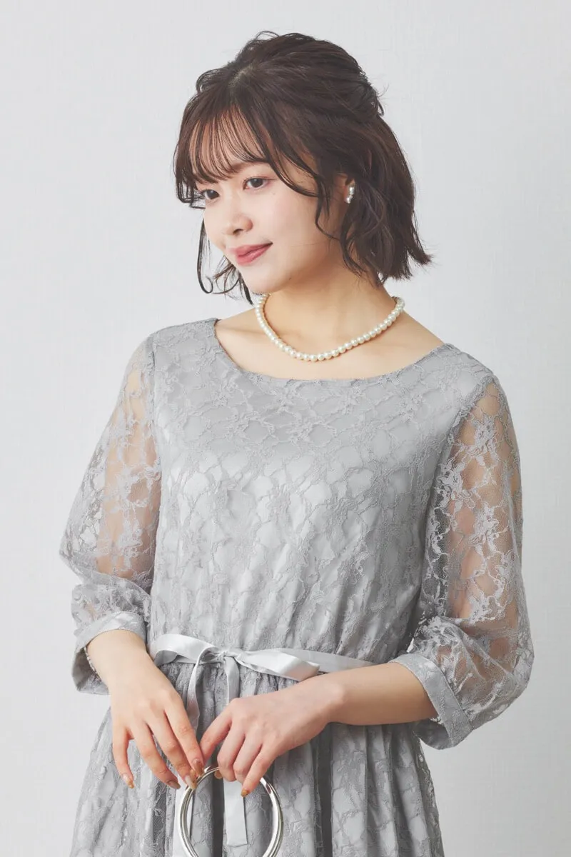 ライトグレーの授乳口付き総レースドレス