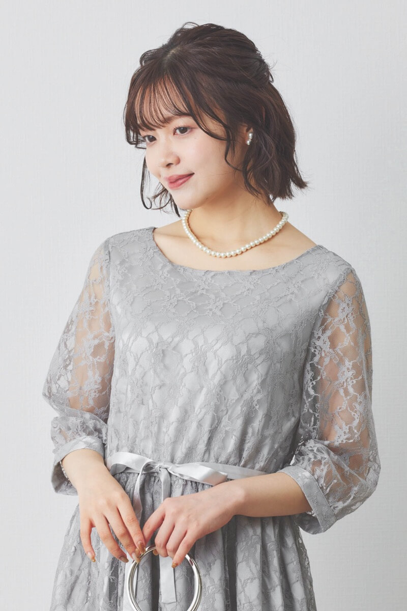 ライトグレーの授乳口付き総レースドレス