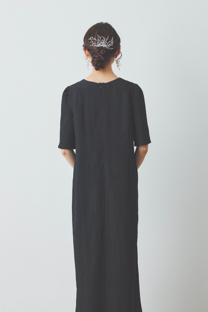 ブラックの楊柳ニットドレス