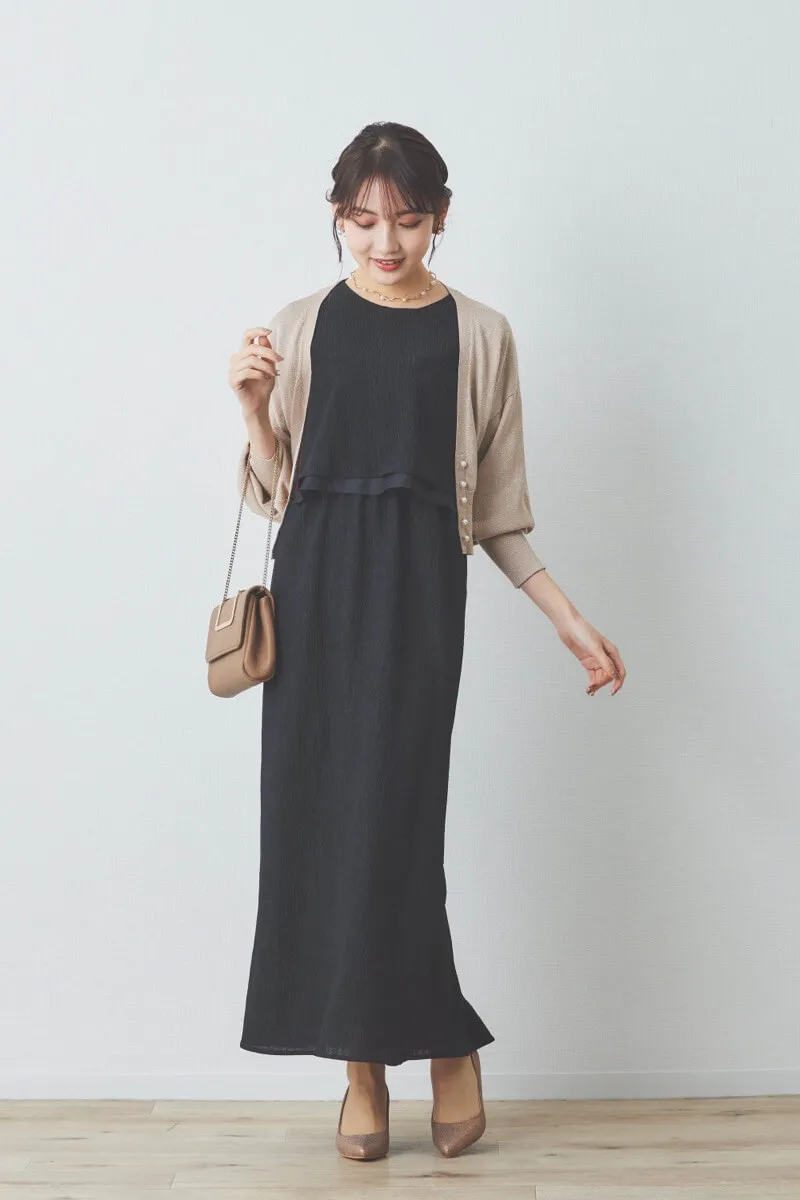 ブラックの楊柳ニットドレス