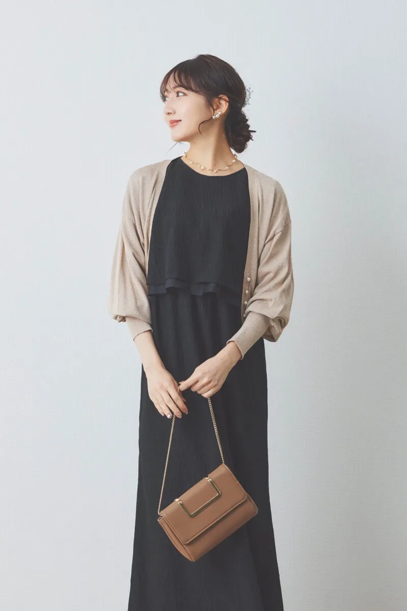 ブラックの楊柳ニットドレス