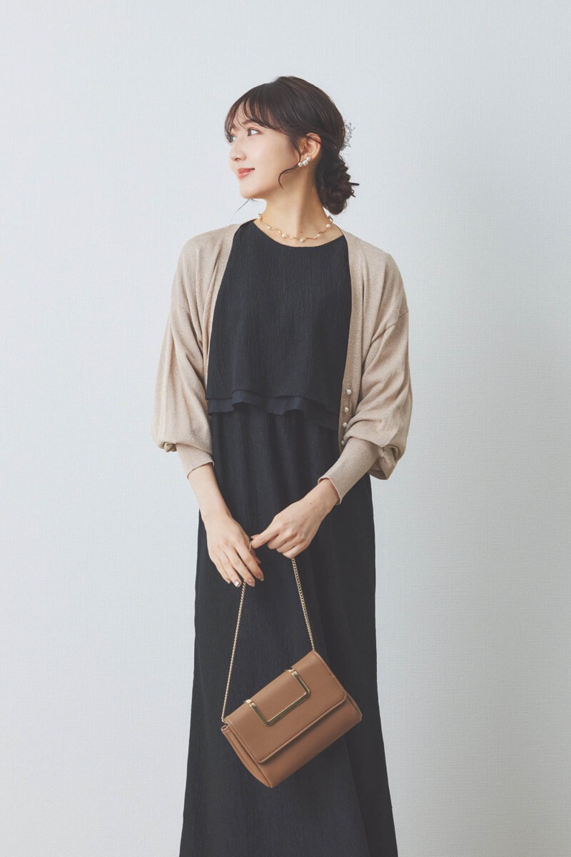 ブラックの楊柳ニットドレス