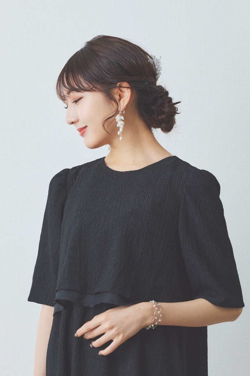 ブラックの楊柳ニットドレス