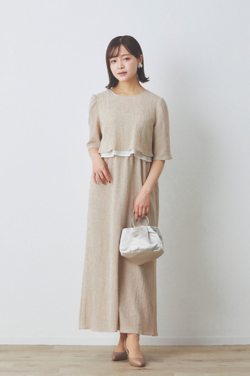 ベージュの楊柳ニットドレス