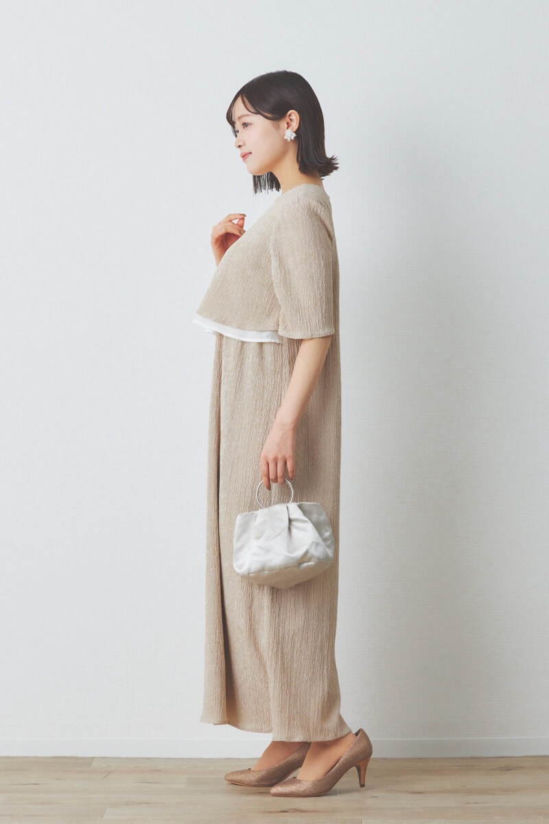 ベージュの楊柳ニットドレス