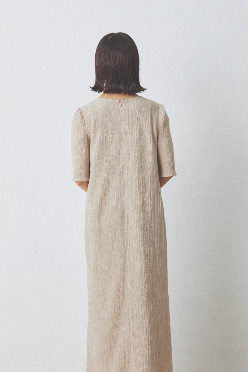 ベージュの楊柳ニットドレス