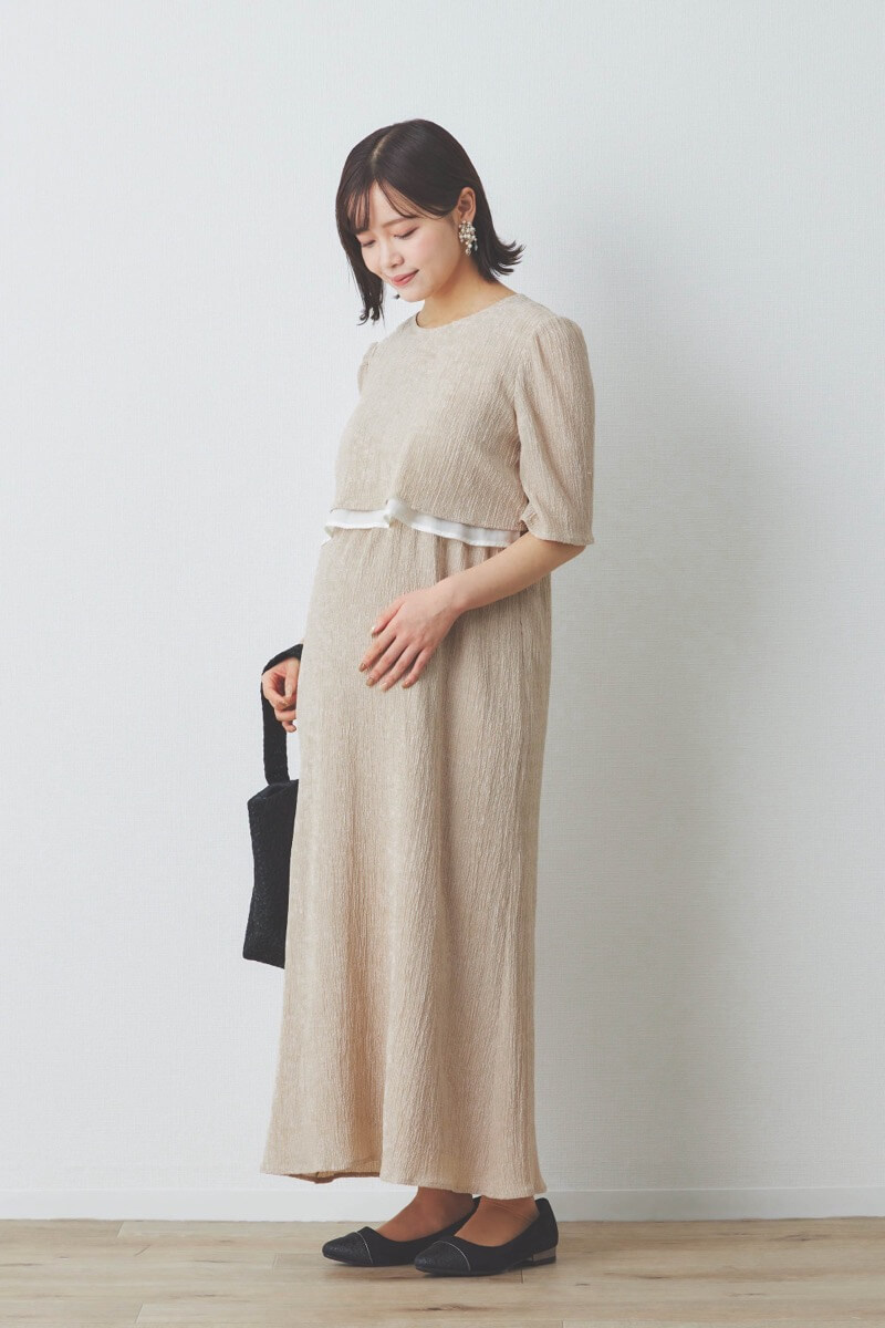 ベージュの楊柳ニットドレス