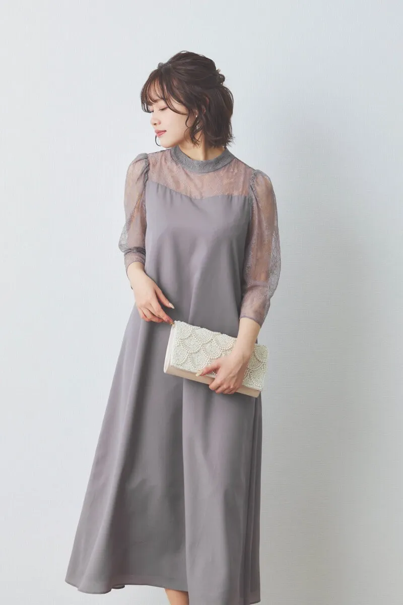 グレージュのプチハイネックAラインドレス