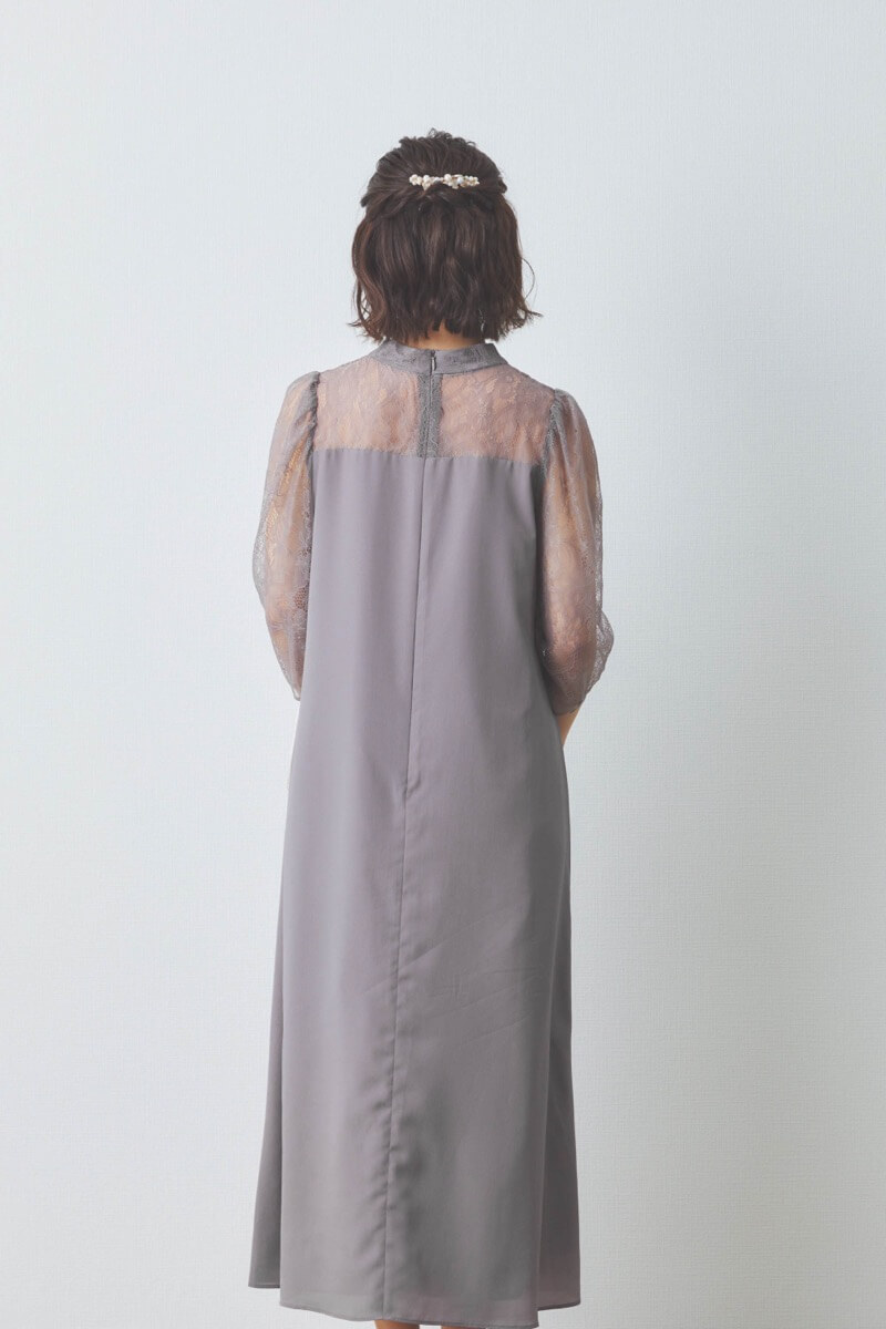 グレージュのプチハイネックAラインドレス