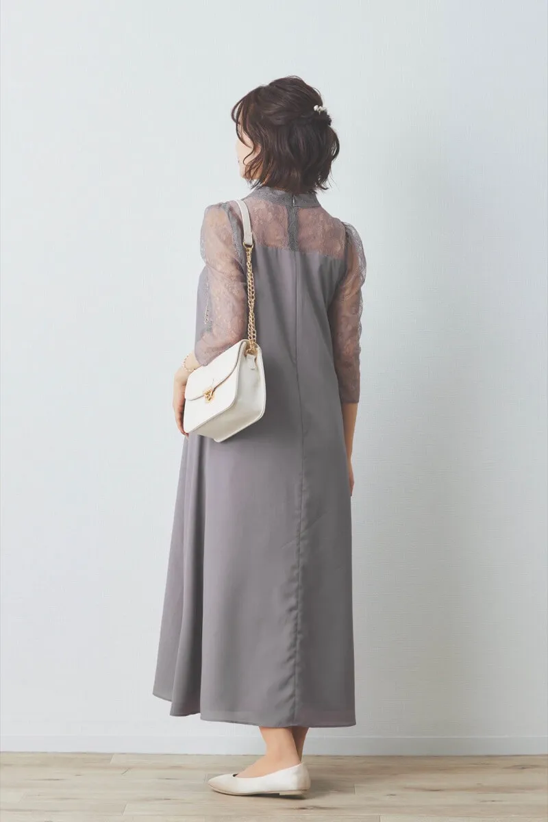 グレージュのプチハイネックAラインドレス