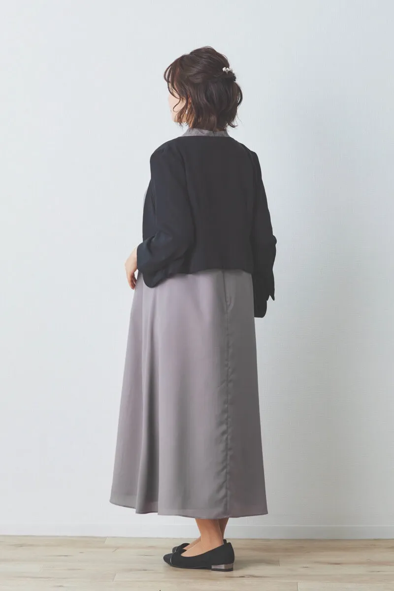 グレージュのプチハイネックAラインドレス