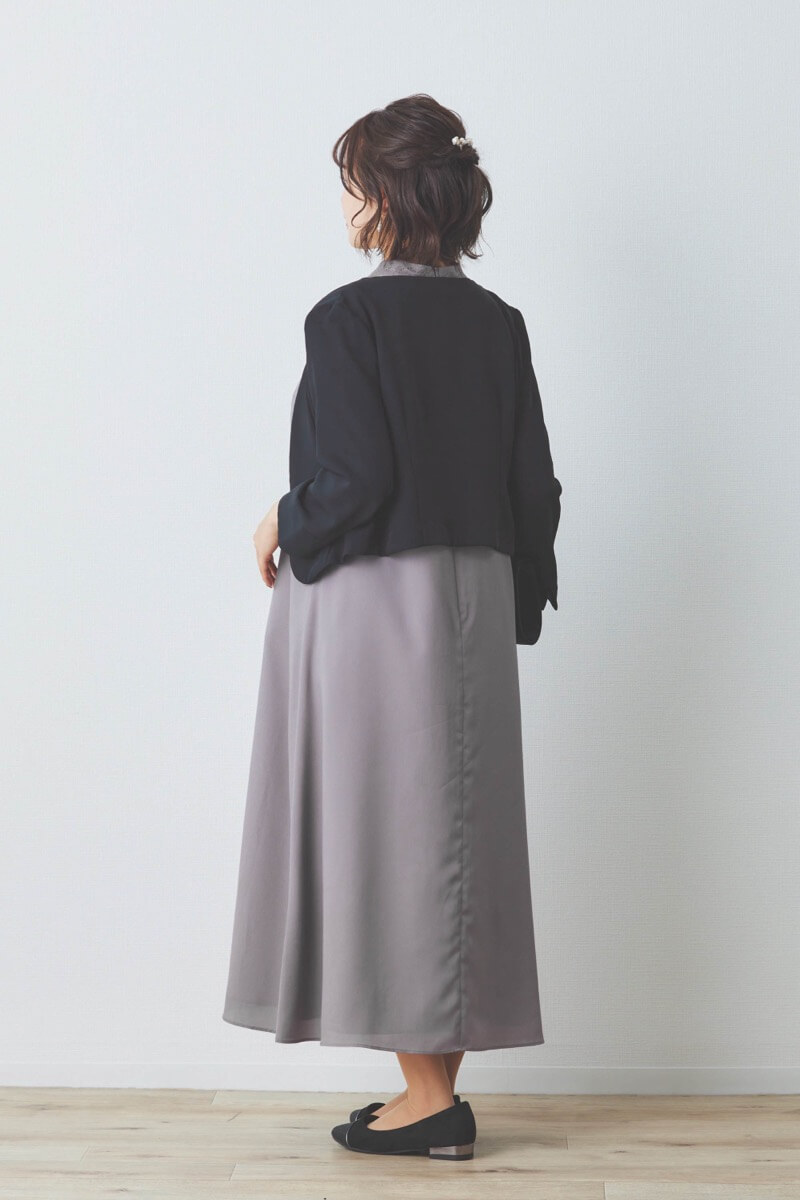 グレージュのプチハイネックAラインドレス