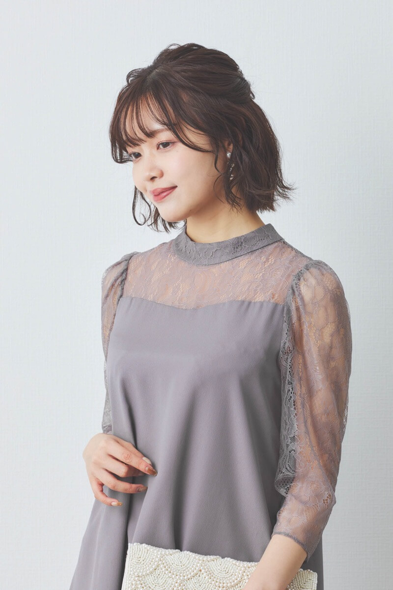 グレージュのプチハイネックAラインドレス