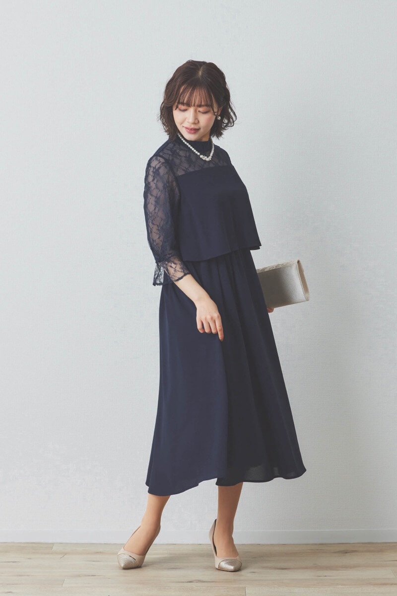 ネイビーのハイネックデコルテレースドレス