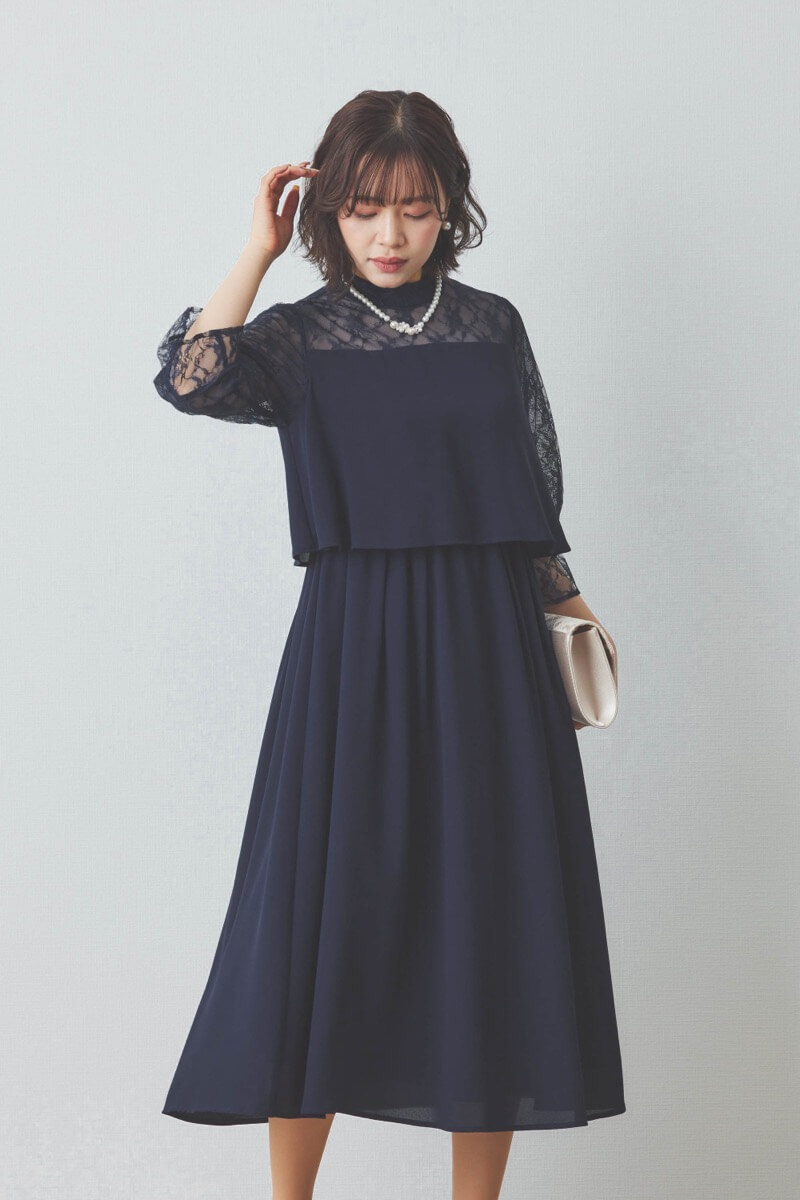 ネイビーのハイネックデコルテレースドレス