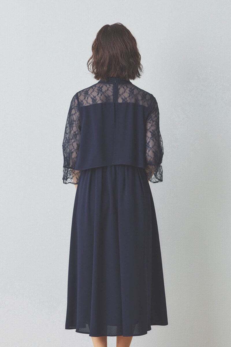 ネイビーのハイネックデコルテレースドレス