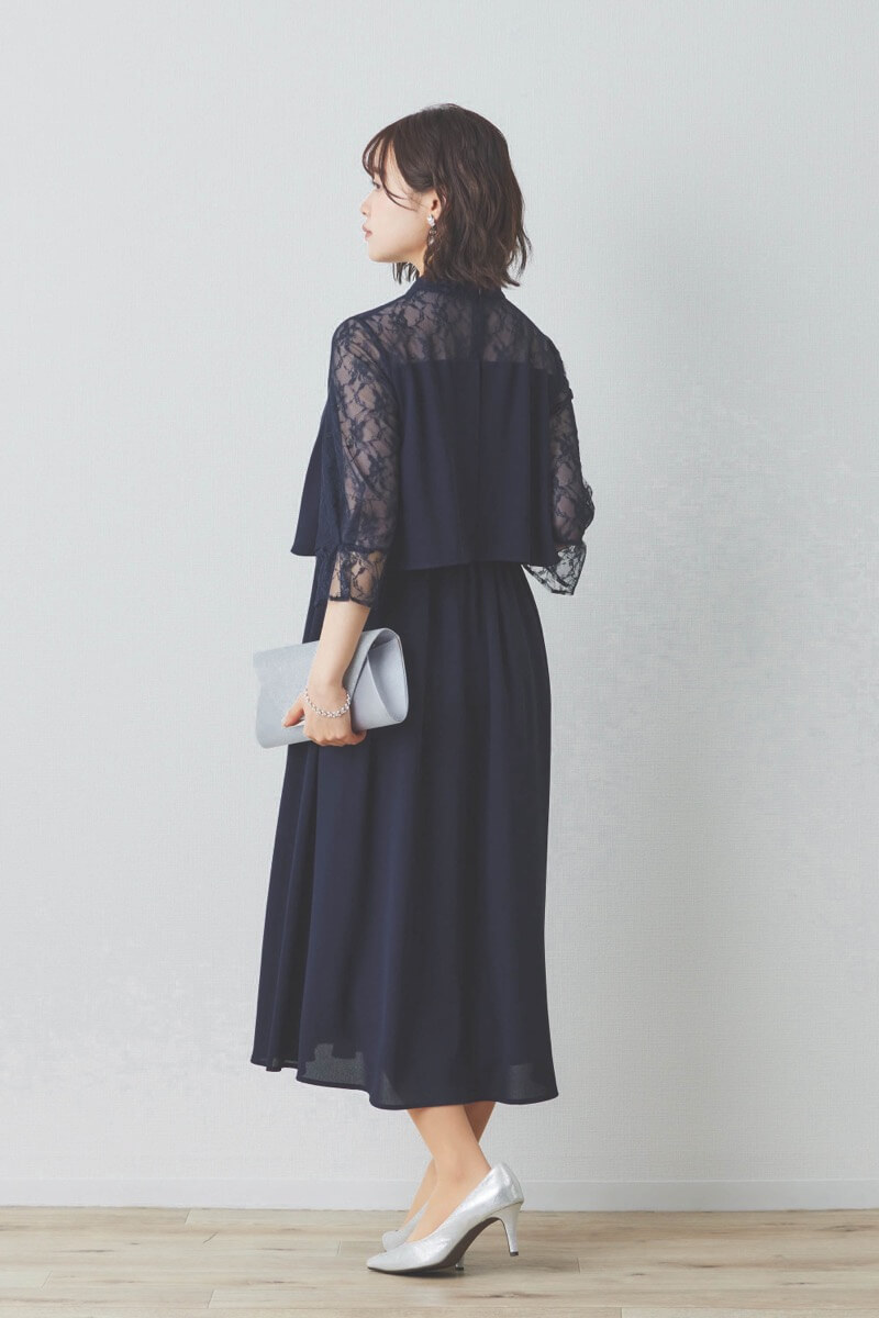 ネイビーのハイネックデコルテレースドレス