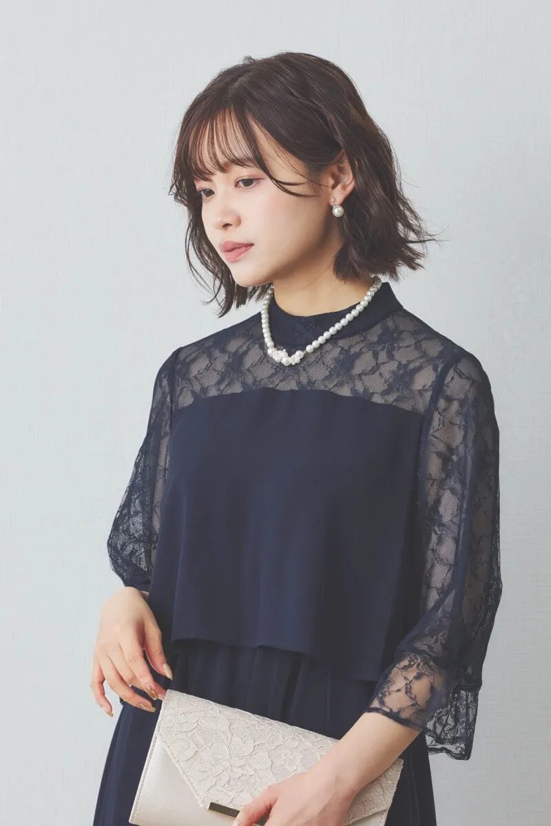 ネイビーのハイネックデコルテレースドレス