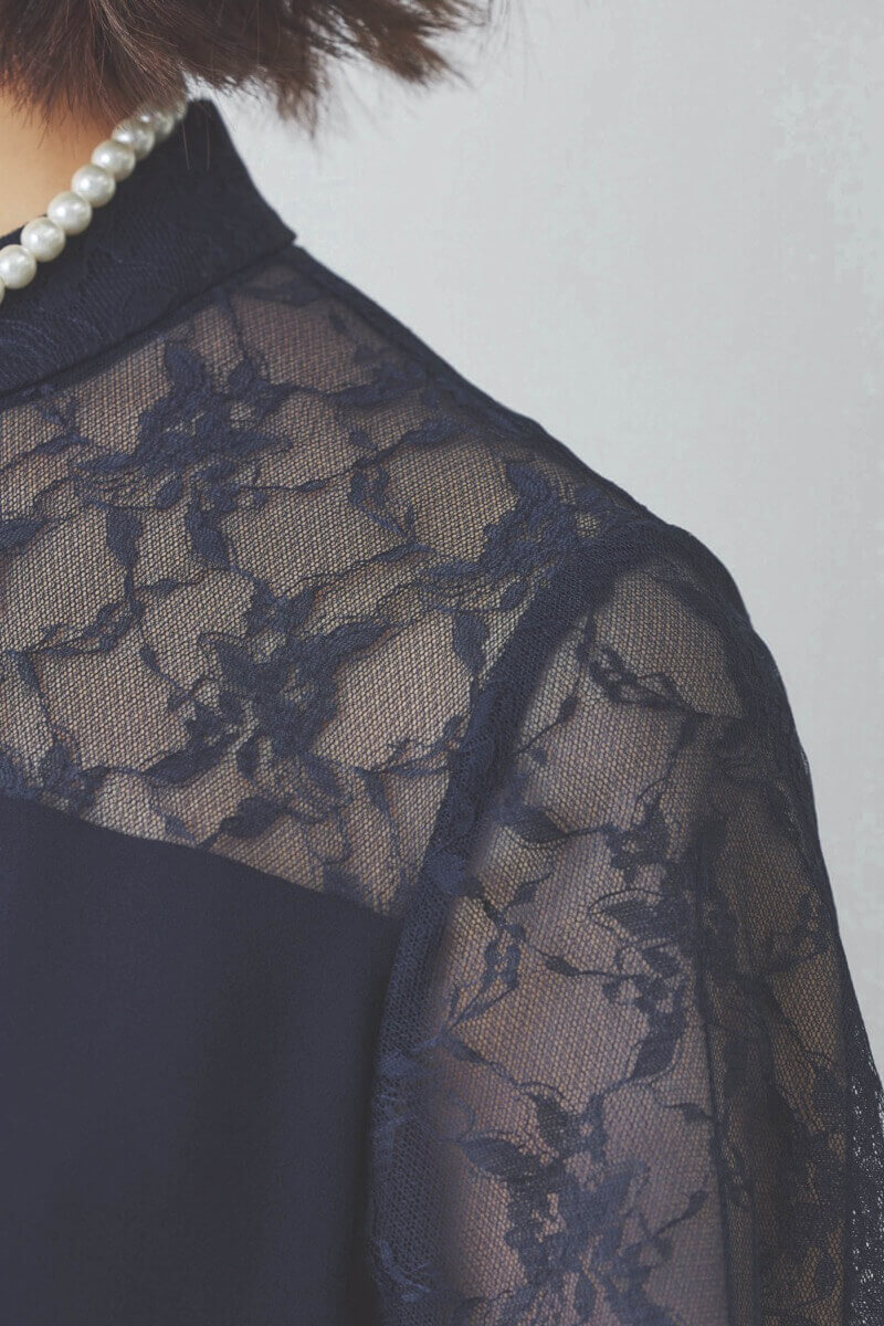 ネイビーのハイネックデコルテレースドレス