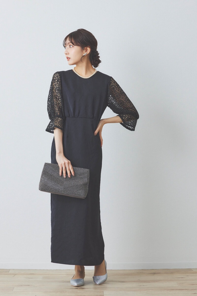 ブラックのレーススリーブサテンドレス