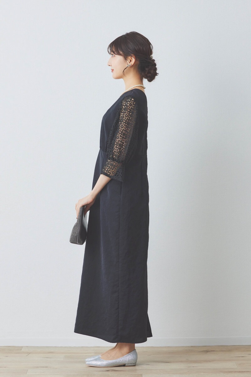 ブラックのレーススリーブサテンドレス
