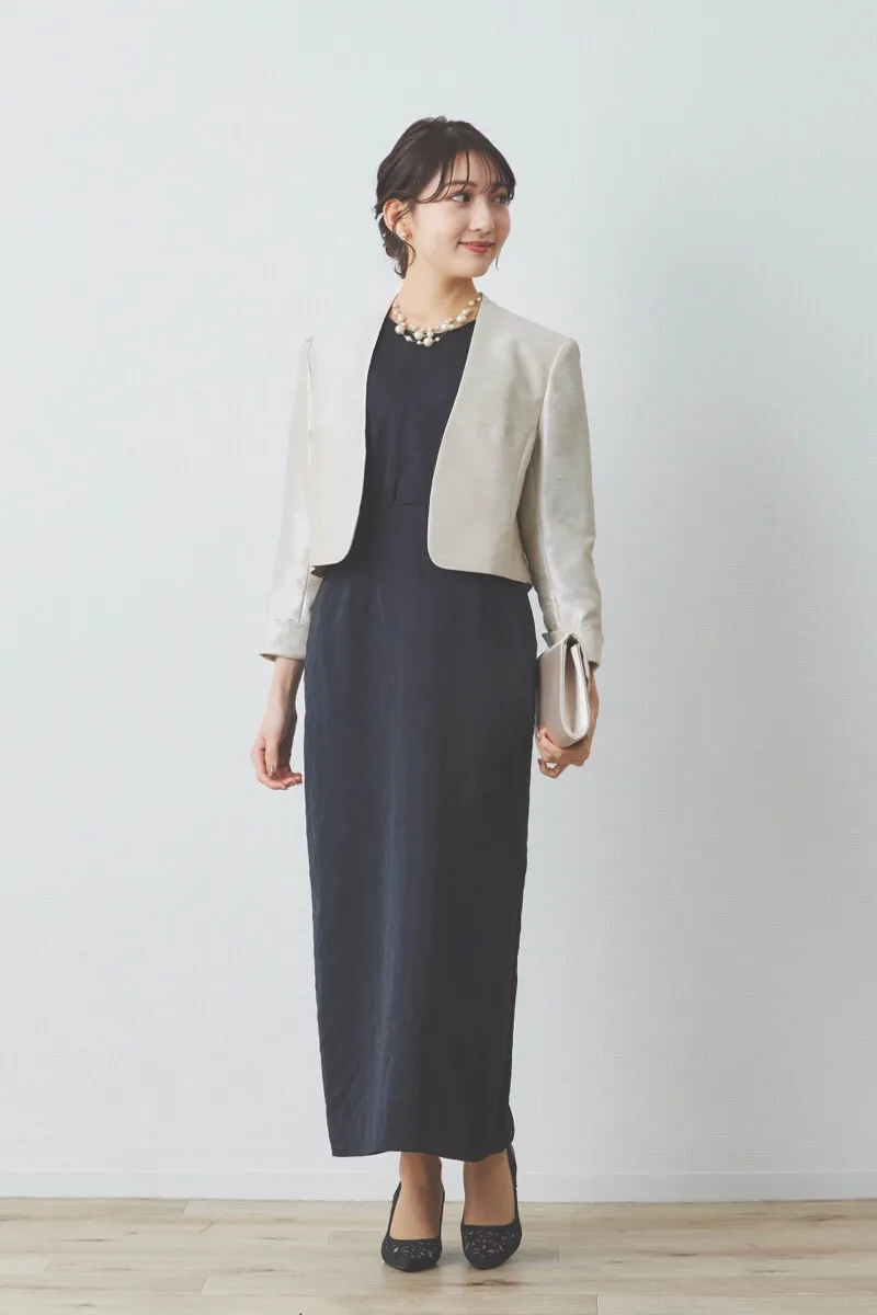 ブラックのレーススリーブサテンドレス