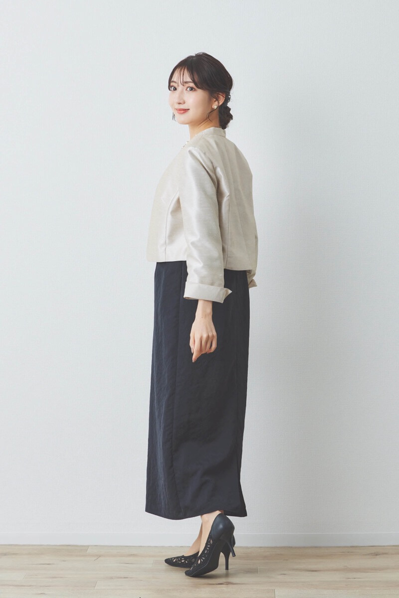 ブラックのレーススリーブサテンドレス