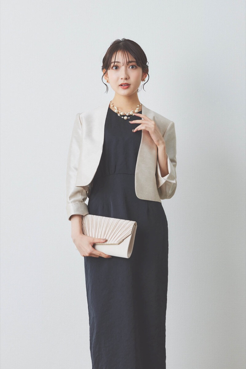 ブラックのレーススリーブサテンドレス