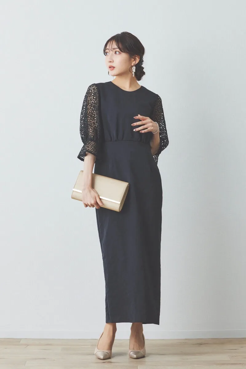 ブラックのレーススリーブサテンドレス