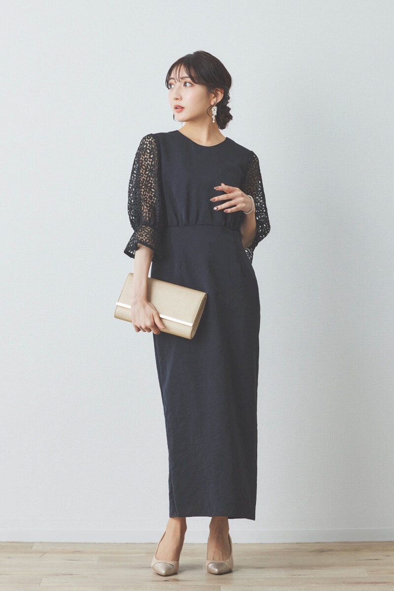 ブラックのレーススリーブサテンドレス