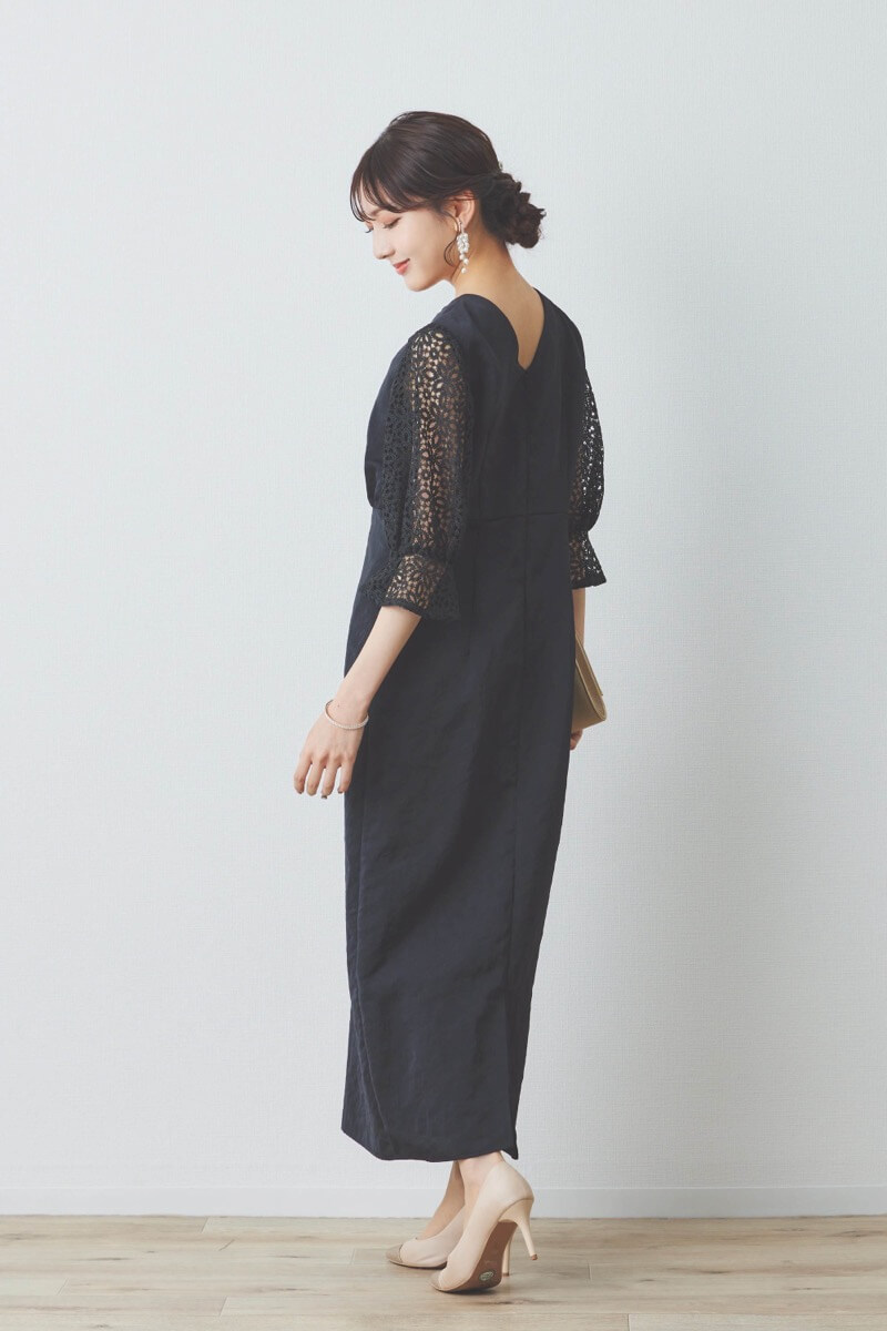 ブラックのレーススリーブサテンドレス