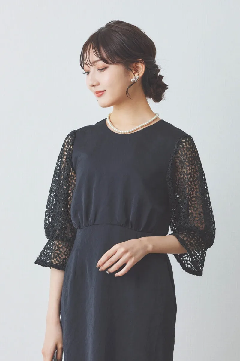 ブラックのレーススリーブサテンドレス