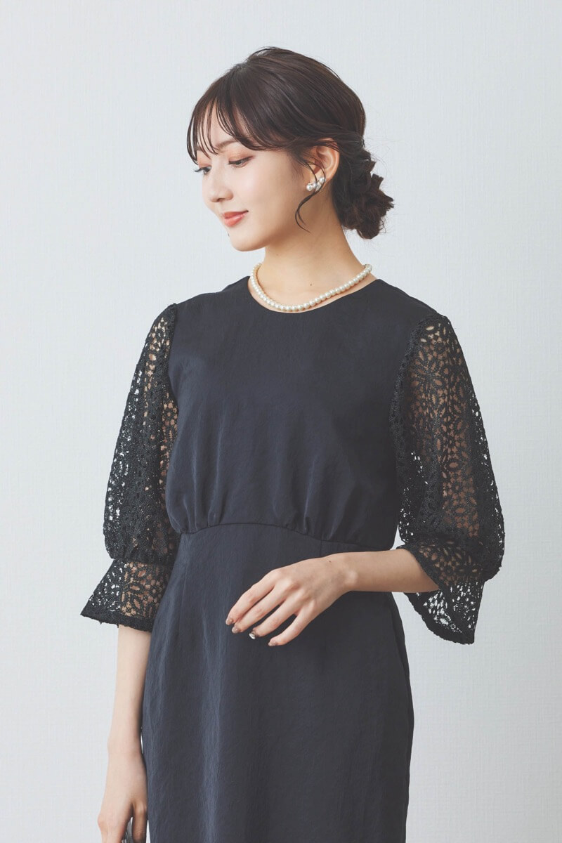 ブラックのレーススリーブサテンドレス