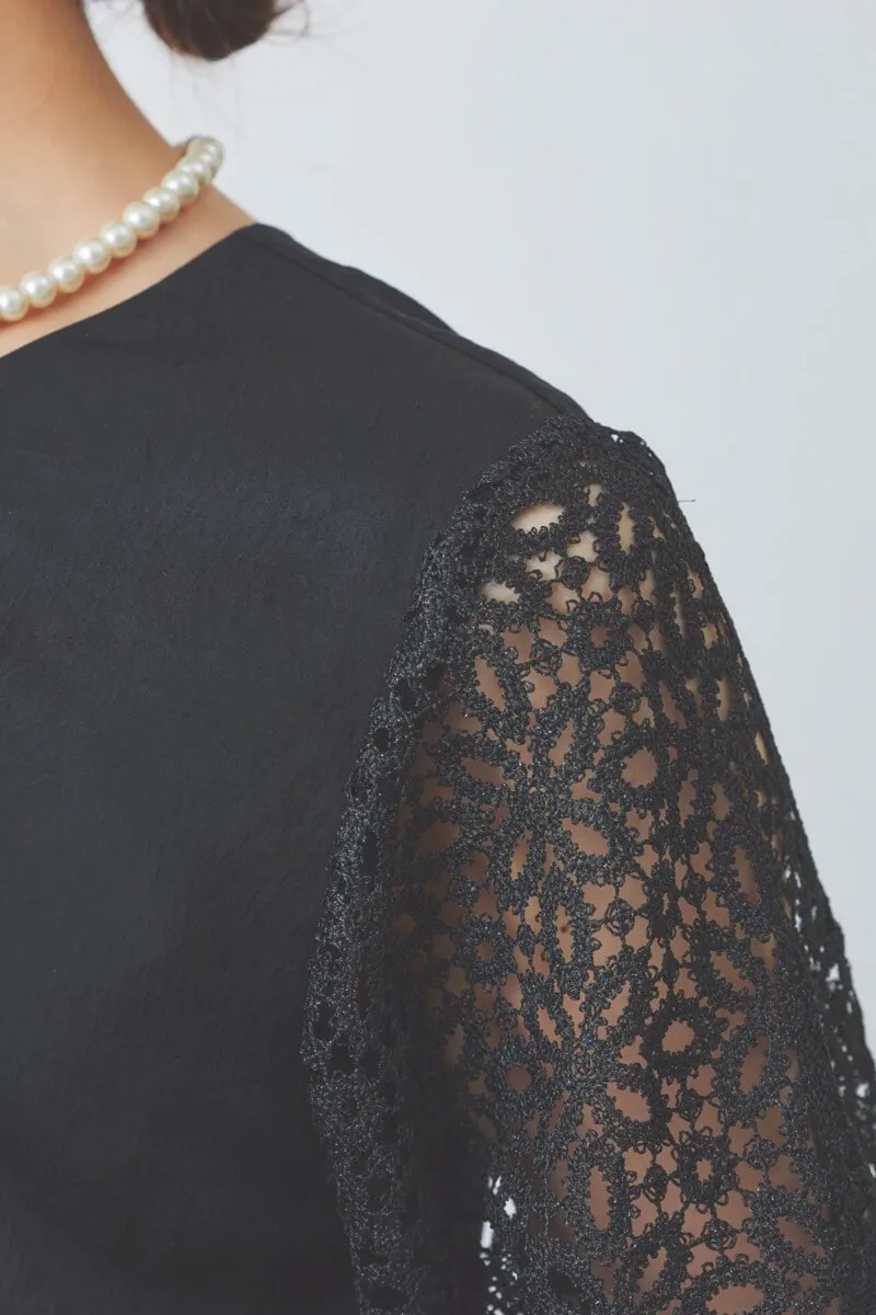 ブラックのレーススリーブサテンドレス